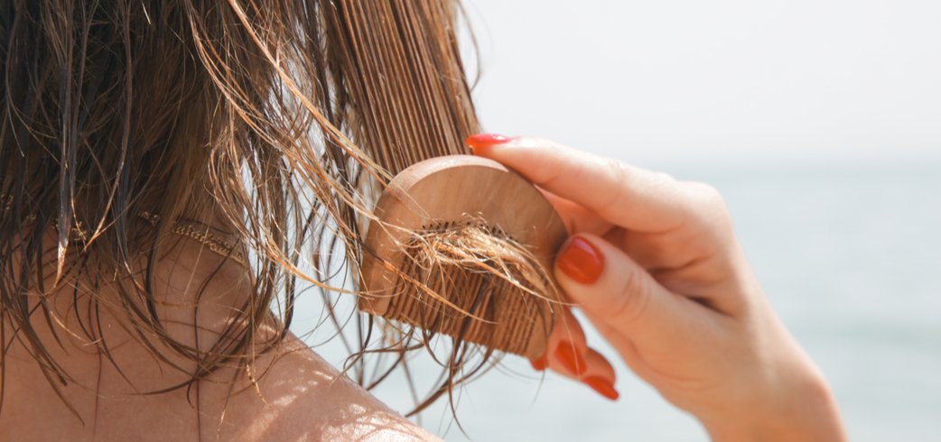 Secchi e sfibrati? Come proteggere i capelli dal sole e dal mare