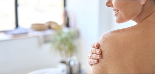 Come esfoliare la pelle del corpo con i migliori tra scrub e creme