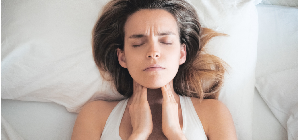 Placche in gola: cosa sono, che sintomi hanno e quando preoccuparsi Placche in gola: cosa sono, che sintomi hanno e quando preoccuparsi