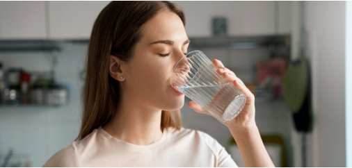Quanta acqua bisogna bere al giorno? Parola all'esperto