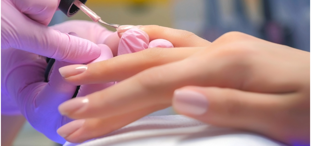 Smalti sicuri: quali ingredienti controllare per una manicure senza rischi Smalti sicuri: quali ingredienti controllare per una manicure senza rischi