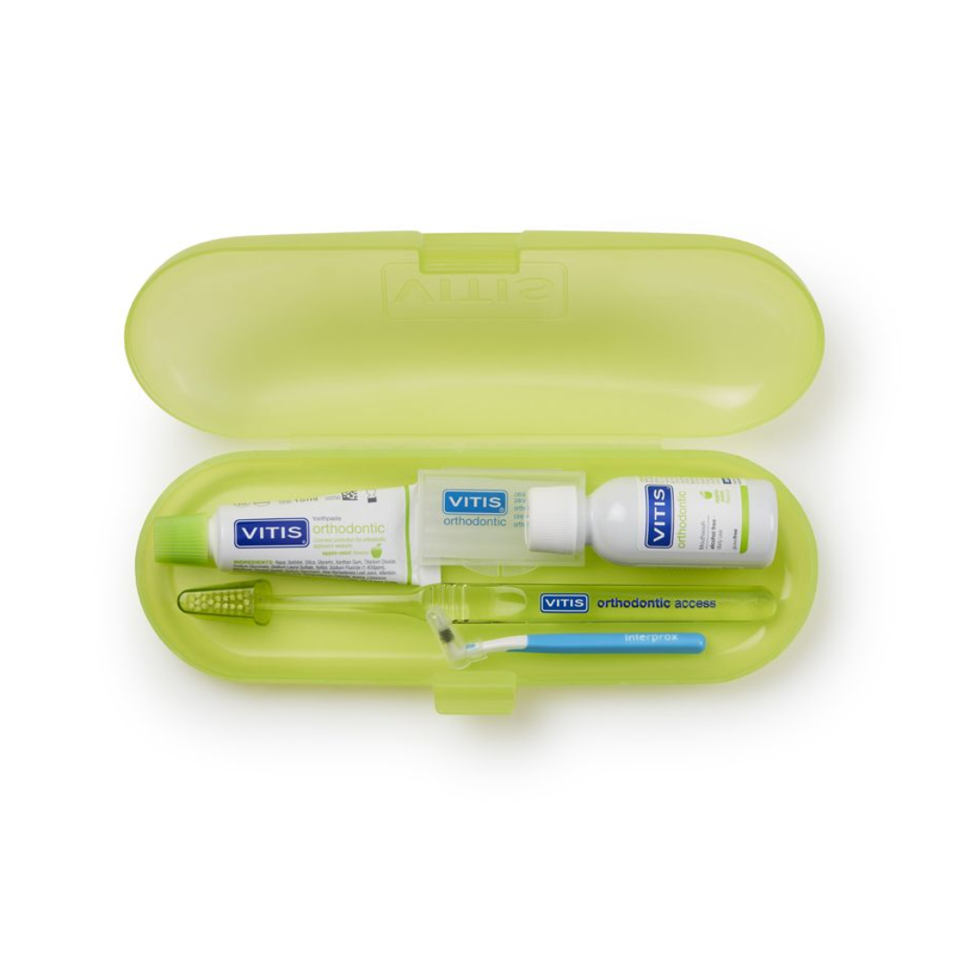 Vitis Kit Orthodontic, 30ml Collutorio + 15ml Dentifricio + Spazzolino + Cera Ortodontica + Scovolino - Igiene Orale Completa per Apparecchi